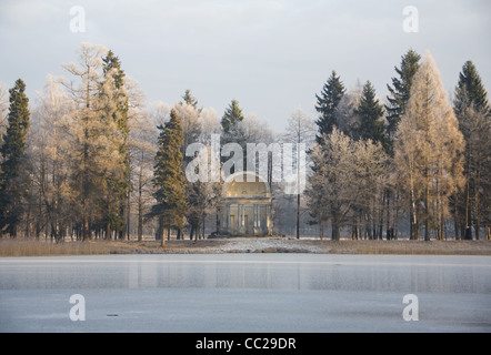 Pavillon des Adlers. White Lake, Schlosspark, Gattschina. Stockfoto