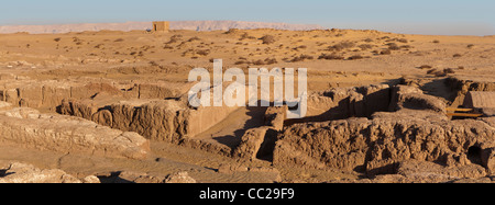 Panorama-Aufnahme von Ain Asil, bekannt als Quelle des Ursprungs, ein altes Königreich Siedlung Dakhla Oase, Ägypten Stockfoto