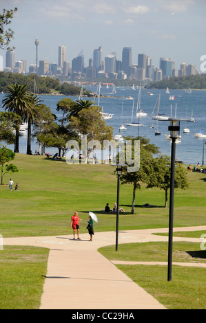 Besucher genießen die Sonne im Robertson Park in der Watsons Bay am Hafen von Sydney, Australien Stockfoto