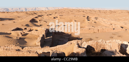 Panorama-Aufnahme von Ain Asil, bekannt als Quelle des Ursprungs, ein altes Königreich Siedlung Dakhla Oase, Ägypten Stockfoto