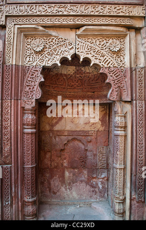 Dekorative Alkoven, Grab von Iltutmish, Qutb Minar Komplex, New Delhi, Indien Stockfoto