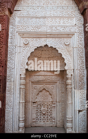 Dekorative Alkoven, Grab von Iltutmish, Qutb Minar Komplex, New Delhi, Indien Stockfoto