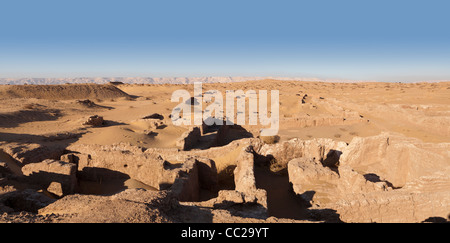 Panorama-Aufnahme von Ain Asil, bekannt als Quelle des Ursprungs, ein altes Königreich Siedlung Dakhla Oase, Ägypten Stockfoto