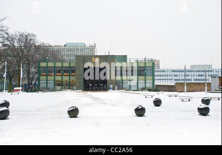 Coventry University Alan Berry Gebäude außen, im Schnee, vom University Square aus gesehen Stockfoto