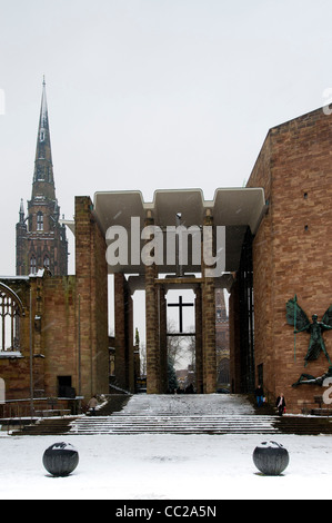 Der moderne Eingang verbindet die neue Kathedrale von Coventry mit den Ruinen der alten, durch Bomben beschädigten Kathedrale aus dem Zweiten Weltkrieg. Stockfoto