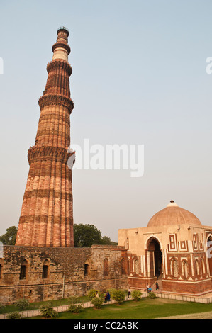 Alai Darwaza und Qutb Minar, Qutb Minar-Komplex, New Delhi, Indien Stockfoto