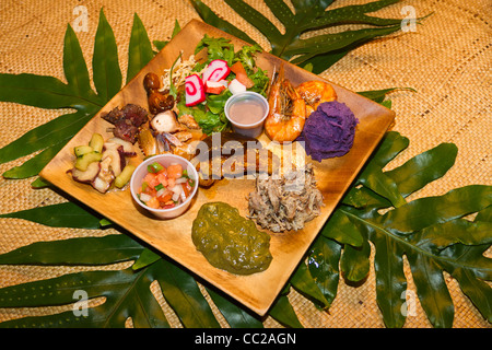 Teller mit traditionellen Speisen serviert auf Pa'ina fest auf Molokai, Hawaii, USA. Stockfoto