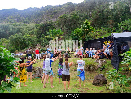 Besucher einer kulturellen Klinik in Halawa Valley führen traditionelle hawaiianische Tanz für Besucher, Molokai, Hawaii, USA. Stockfoto