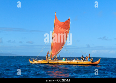 Mo'olele, Replik von einem alten hawaiianischen Krieg Kanu, Segeln in den Gewässern vor Maui, Hawaii, Stockfoto