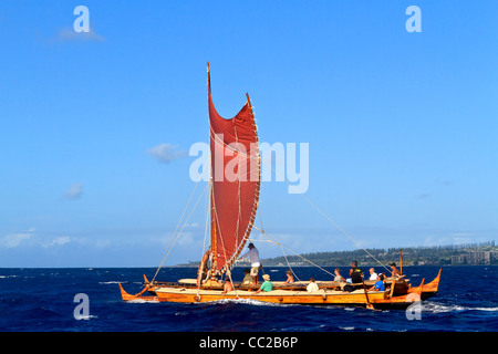 Mo'olele, Replik von einem alten hawaiianischen Krieg Kanu, Segeln in den Gewässern vor Maui, Hawaii, Stockfoto