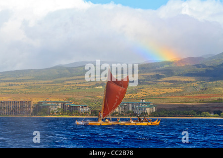 Mo'olele, Replik von einem alten hawaiianischen Krieg Kanu, Segeln in den Gewässern vor Maui, Hawaii, mit Regenbogen hinter sich. Stockfoto