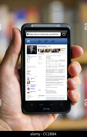 Der britische Premierminister David Cameron Homepage auf Facebook auf einem HTC-Smartphone zu betrachten Stockfoto