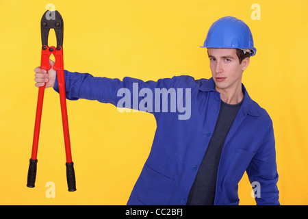 Handwerker mit einem riesigen Schraubenschlüssel Stockfoto