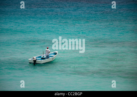 Fischer in einem Boot auf das türkisfarbene Meer, Barbados Stockfoto