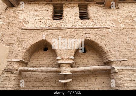 Galgen vor dem Gerichtsgebäude in der historischen Dorf von El-Qasr in Dakhla Oase. Westliche Wüste, Ägypten Stockfoto