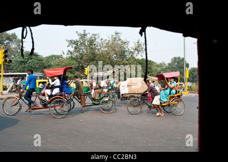 Fahrradrikschas unterwegs in Alt-Delhi, Indien Stockfoto