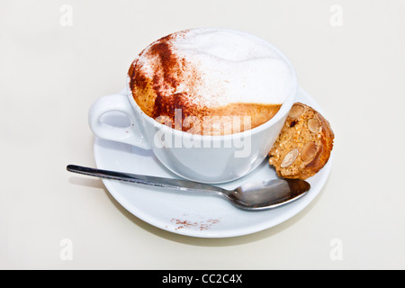 Cappuccino mit cantuccini Stockfoto