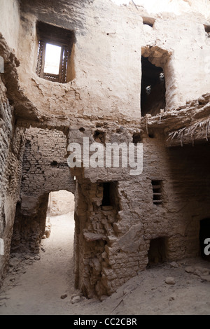 Zerbrochene Mauern mit in das historische Dorf von El-Qasr in Dakhla Oase. Westliche Wüste, Ägypten Stockfoto