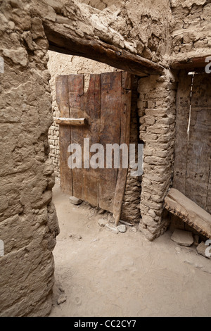 Eingang in das historische Dorf von El-Qasr in Dakhla Oase. Westliche Wüste, Ägypten Stockfoto