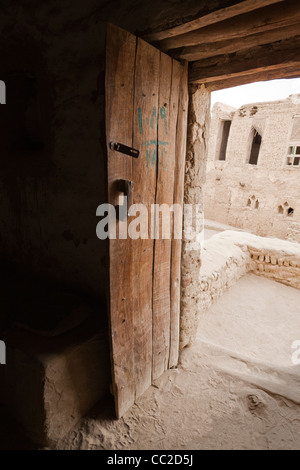 Holztür im historischen Dorf von El-Qasr in Dakhla Oase. Westliche Wüste, Ägypten Stockfoto