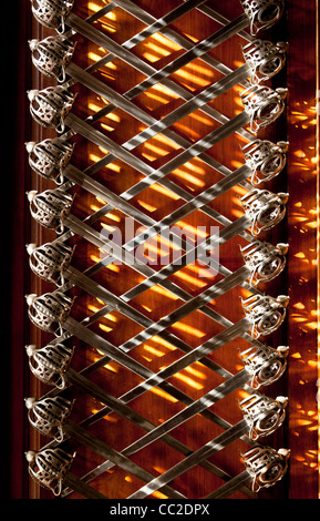 Antike Schwerter auf dem Display in der Eingangshalle des Herrenhauses Gouverneure in Colonial Williamsburg in Virginia Stockfoto