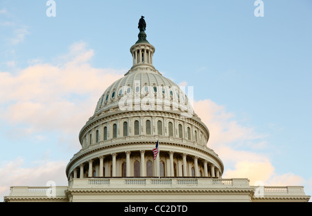 US-Flagge weht vor dem US Capitol in Washington, D.C. Stockfoto