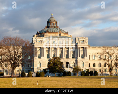 Die untergehende Sonne leuchtet der US Library of Congress mit warmem Licht am späten Nachmittag Stockfoto