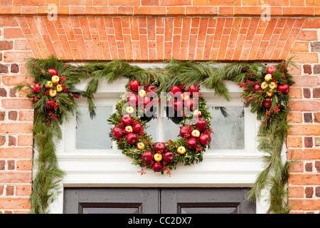 Traditionelles Design ein Weihnachtskranz an der Vorderseite des alten Hauses befestigt Stockfoto