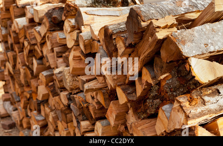 Lange Stapel Brennholz mit Fokus auf die nächste Protokolle Stockfoto