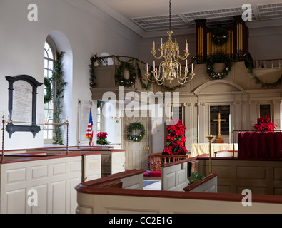 Innere des Bruton Gemeinde-Kirche in Williamsburg Virginia zu Weihnachten Stockfoto