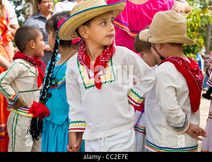 Junge Studenten folkloristischen Tanz in Gracias Lempira Honduras Stockfoto