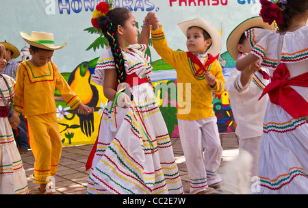 Folkloristischen Tanz, um Geld für eine lokale Privatschule in Honduras Stockfoto