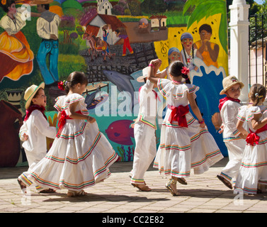 Folkloristischen Tanz, um Geld für eine lokale Privatschule in Honduras Stockfoto