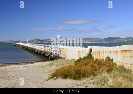 Petone Kai mit Blick auf Wellington City über Wellington Harbour, New Zealand. Stockfoto