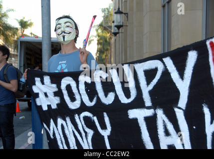 LA Teilnehmer Stand an einer Straßenecke in Hollywood tragen Schilder und Banner für die Ursache, auf 2. November 2011 zu besetzen. Stockfoto