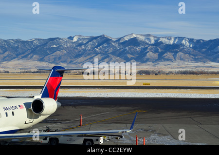 Flugzeug parken am Terminal, Berge so zurück fallen. USA. Stockfoto