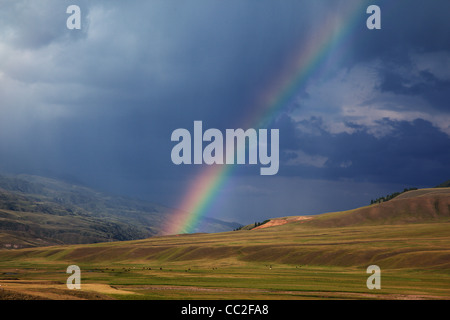 Regenbogen nach Sturm in den Bergen von Almaty Region Nationalpark Assy Stockfoto