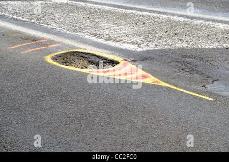 Straße Schlagloch hervorgehoben durch Hippie-Künstler Stockfoto