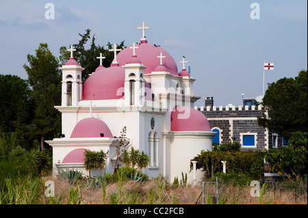 Die rosa Kuppeln der griechisch-orthodoxen Kirche der sieben Apostel in Kapernaum, Israel, am Ufer des See Genezareth. Stockfoto