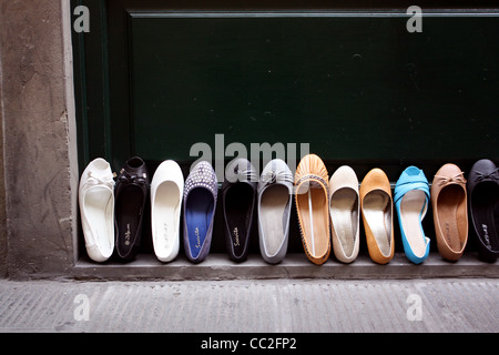 Linie der flache Schuhe oder "Pumpen" stützte sich gegen eine Ladentür Stockfoto