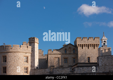 Mond am blauen Himmel über eine Burg Stockfoto