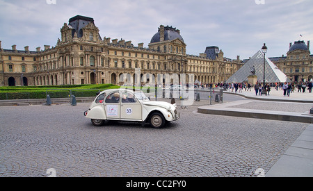 Citroen 2cv im Louvre Museum Paris Rennen in den Straßen in der Nähe der Pyramide Stockfoto