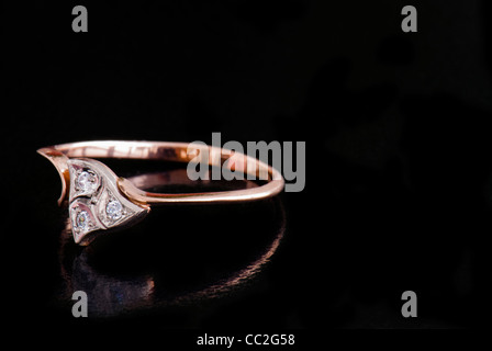 Goldener Ring auf schwarzem Hintergrund Stockfoto