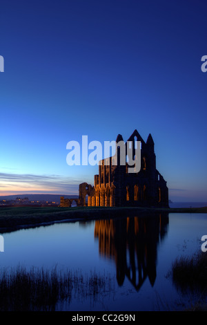 Whitby Abtei in der Abenddämmerung Stockfoto