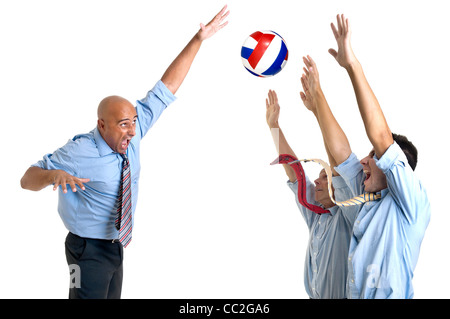 Geschäftsleute, spielen Volleyball, isoliert Stockfoto