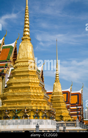 Chedi und Tempel-Architektur im Wat Phra Kaew, (Tempel des Smaragd-Buddha), Bangkok, Thailand Stockfoto