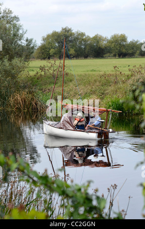 älteres Ehepaar Bootfahren auf Fluß großes Ouse Fen Drayton Cambridgshire uk Stockfoto