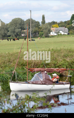 älteres Ehepaar Bootfahren am großen Fluss Ouse bei Fen Drayton Cambridgshire Vereinigtes Königreich Stockfoto