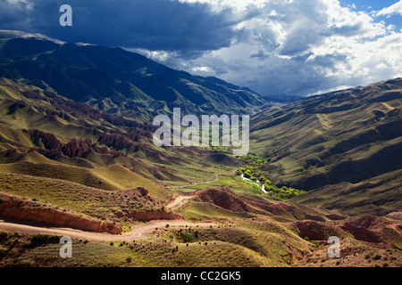 Oase in der Wüste Berge auf Assy Plateau, Tien-Shan-Gebirge, Kasachstan Stockfoto