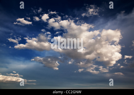 Blauer Himmel und Wolken-Hintergrund Stockfoto